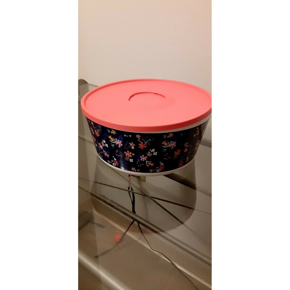 TUPPERWARE 18 CUP ILLUMINA SERVING BOWL